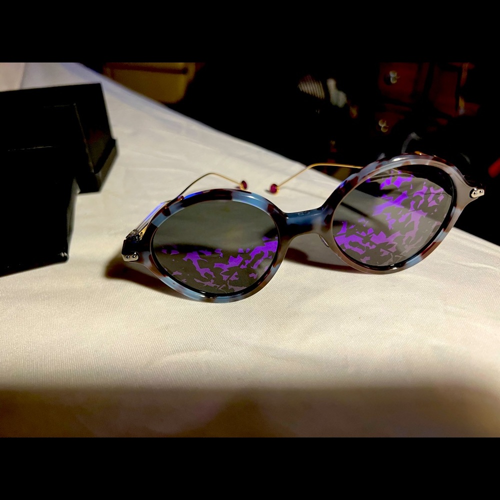 Gold / Lens Color: Blue
Frame Material: Plastic (Acetate)/Metal

Made in Italy